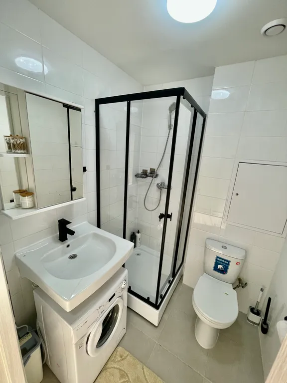 Хороший вид, парк и метро в шаговой доступности.