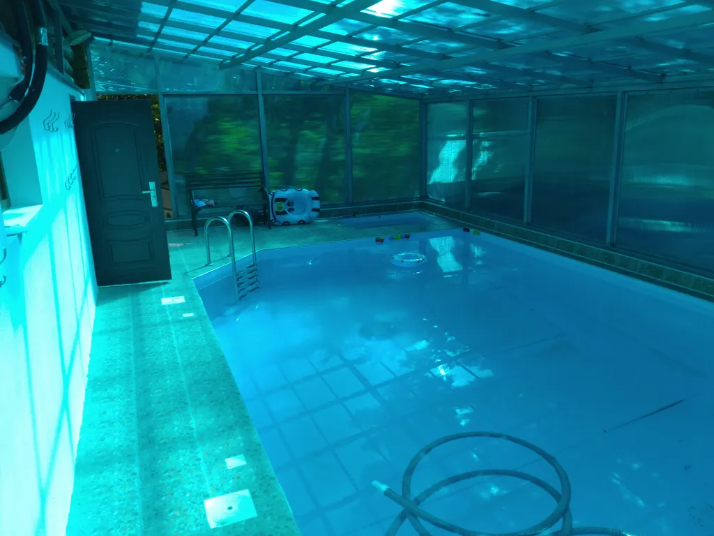 Бревенчатый дом 2 в лесу с бассейном