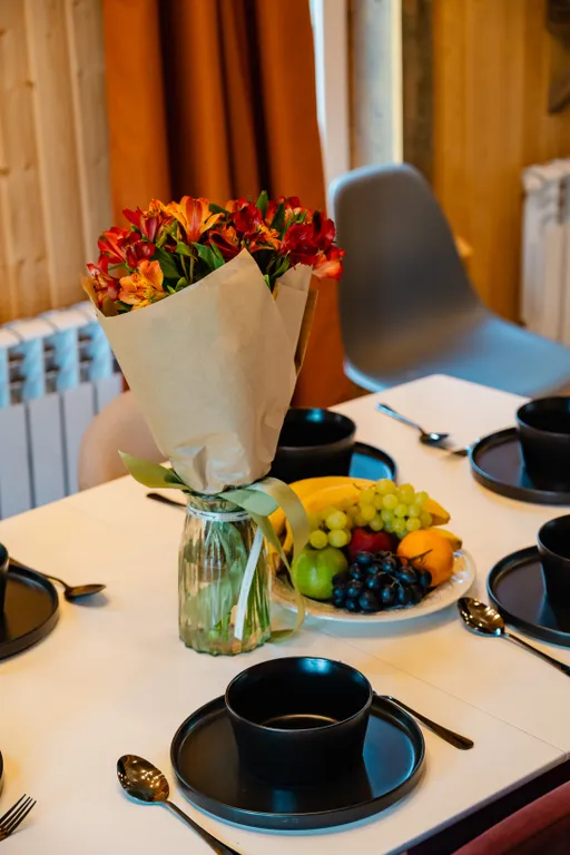 Дом с деревом