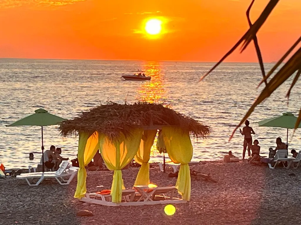 Квартира Квартира Гостевой дом "Витторио" с панорамным видом на горы — Гагра