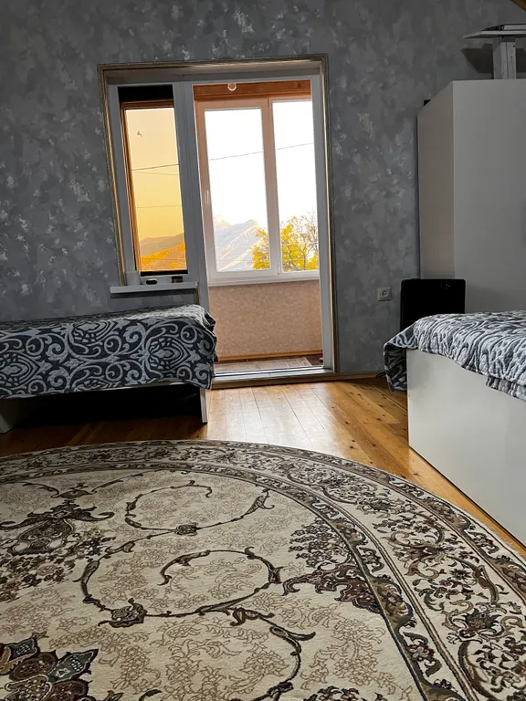 Светлая студия с видом на горы