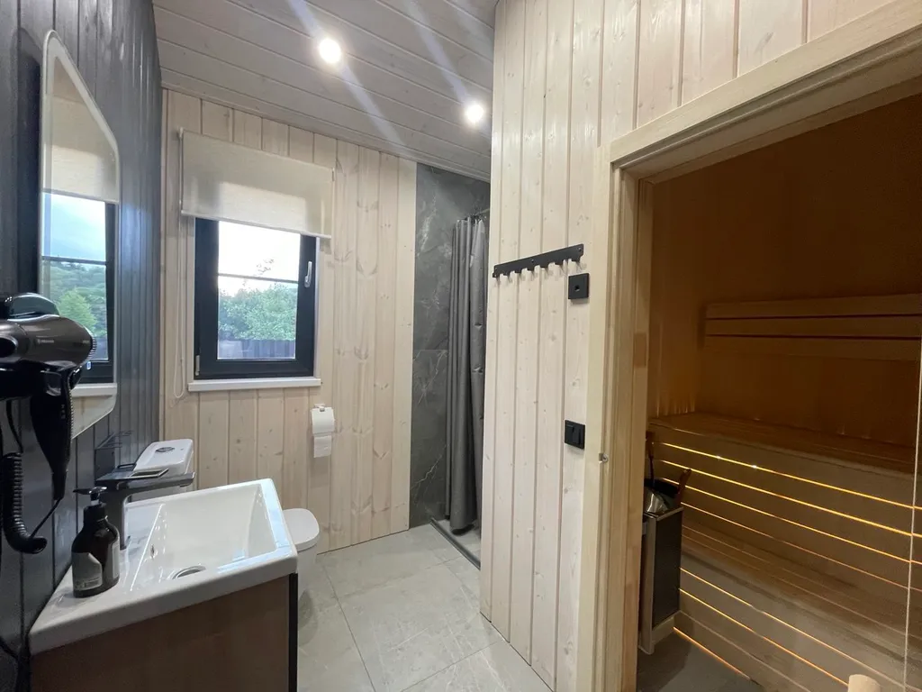 Дом под горой у реки