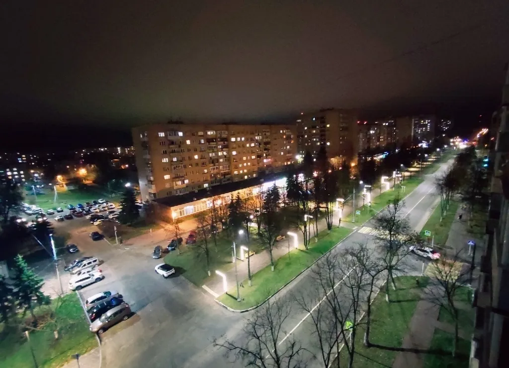 2-комнатная квартира с панорамным балконом в центре