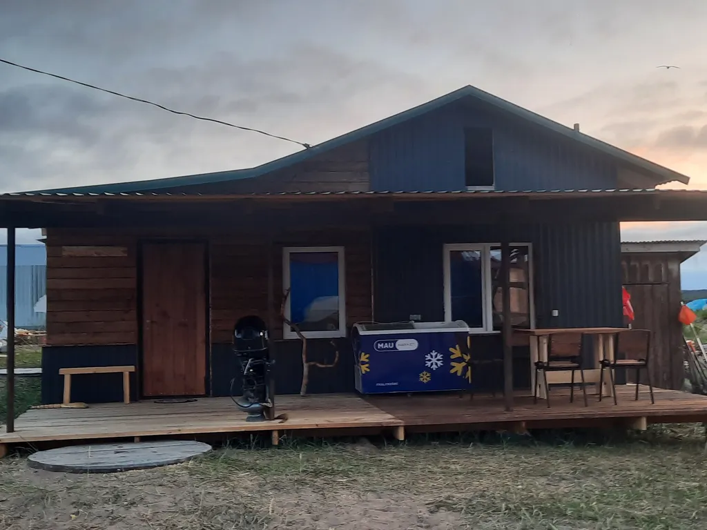 Уютный чистый дом с верандой на берегу реки Варзуга