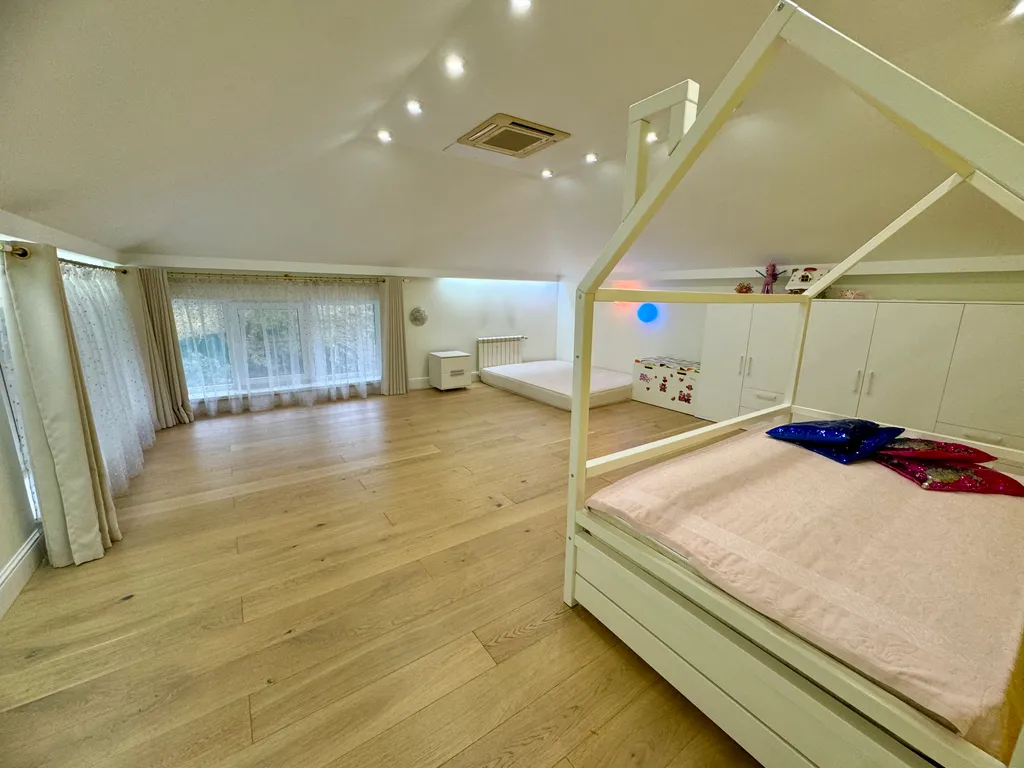 Дом с бассейном и баней у моря