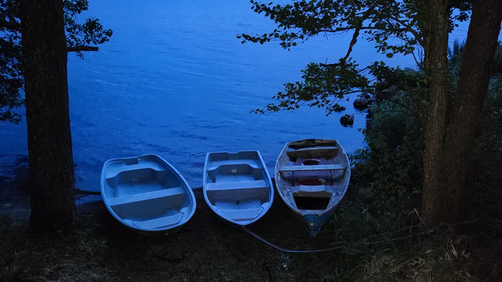 Коттедж Уютный коттедж с камином, баней и детской площадкой с батутом у озера — Завирье