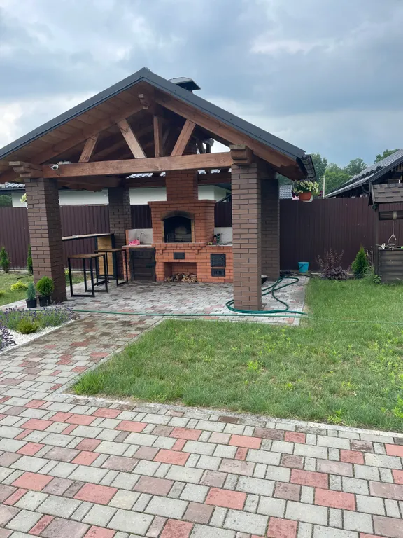 Коттедж для отдыха вблизи леса, с отдельной территорией и баней