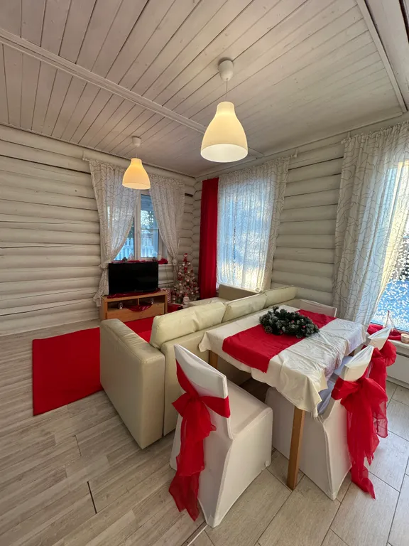 Коттедж у озера