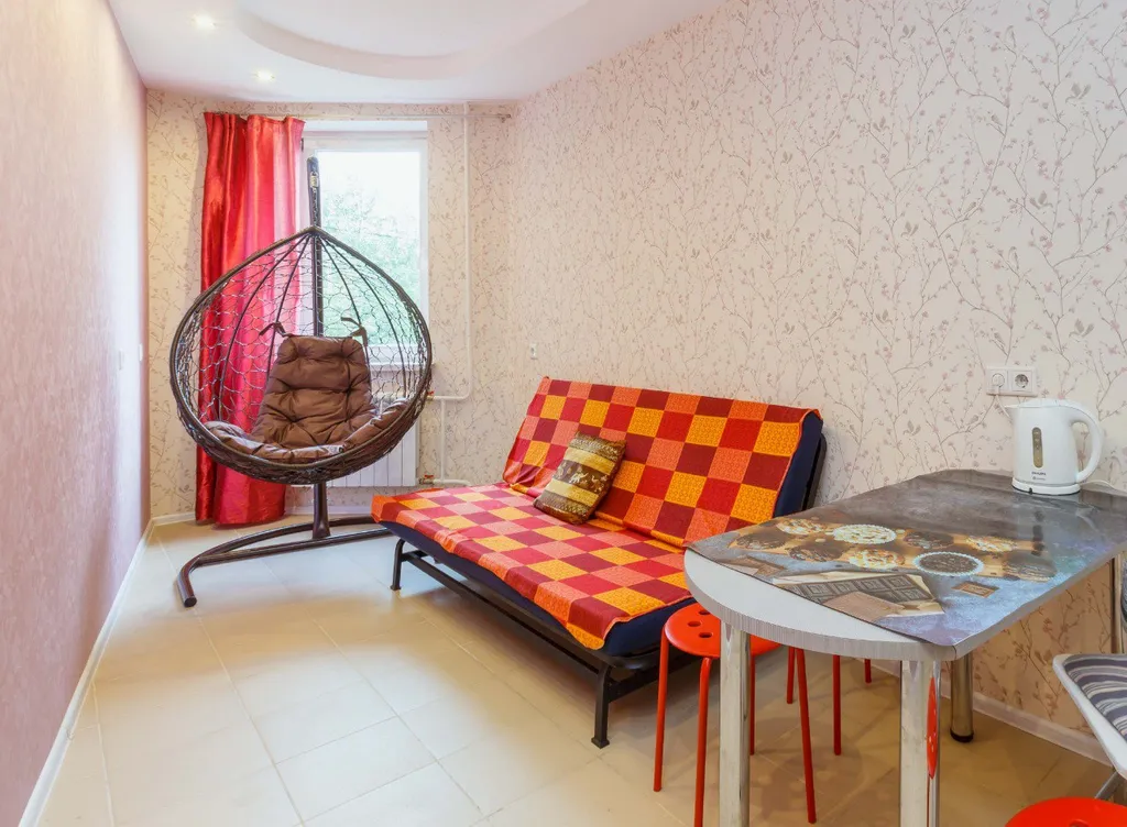 Евротрешка возле Крокус Экспо у моста к метро Мякинино