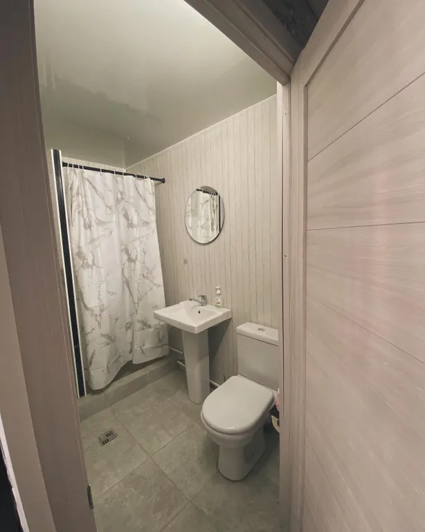 Уютный дом с видом на пруд и горы