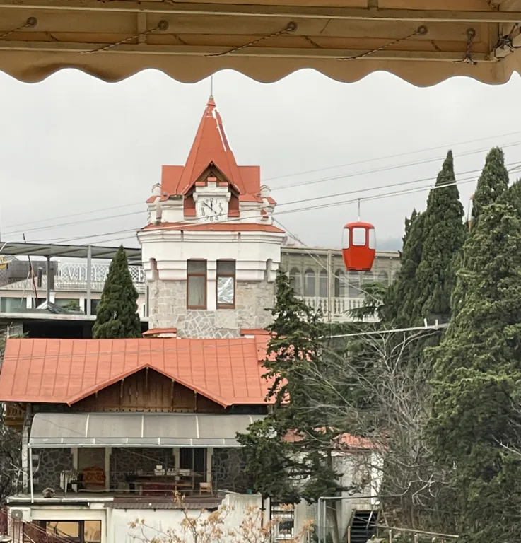 Номер в центре Ялты в 100 метрах от моря в историческом здании 1875 года