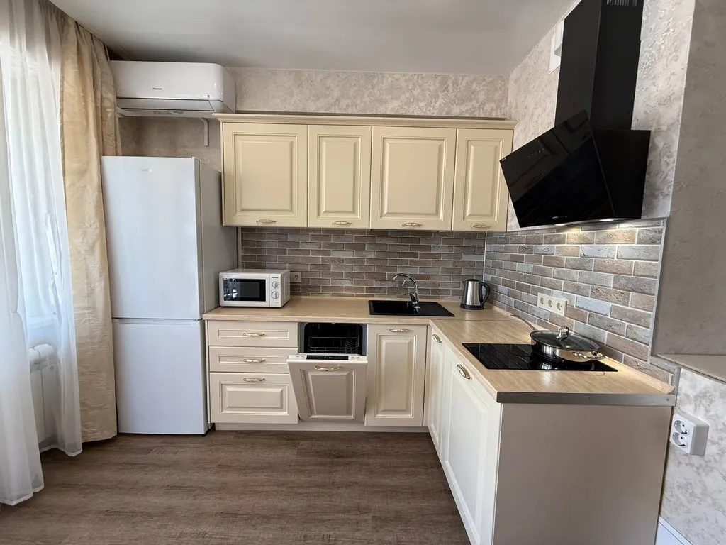 Просторная квартира рядом с видом на море, зона отдыха и бассейн