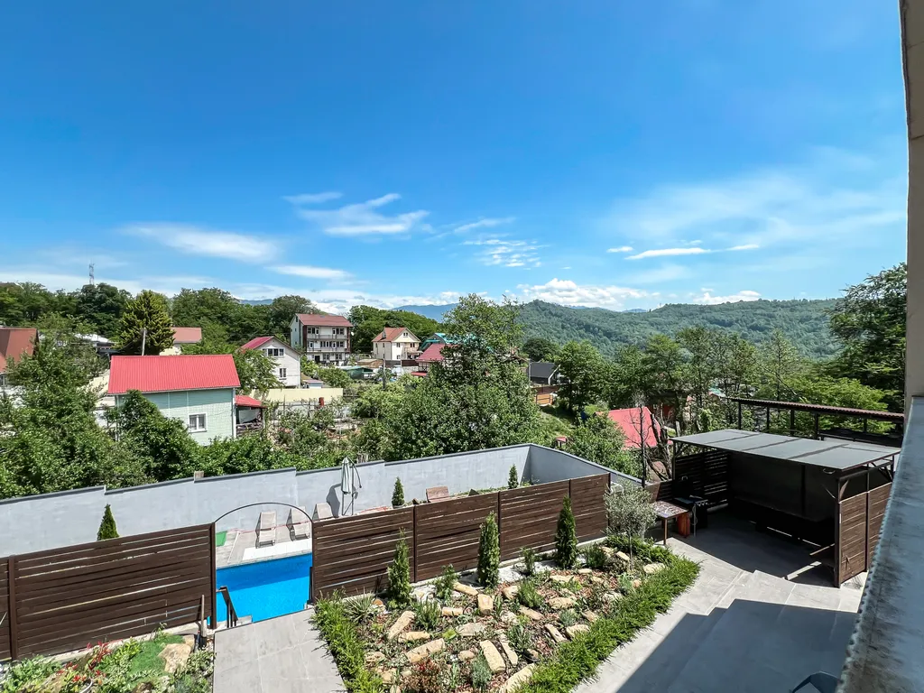 Новый современный дом с теплым бассейном и сауной