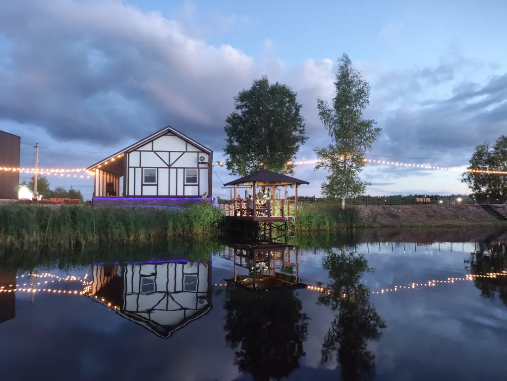 Дома и бани на берегу озера