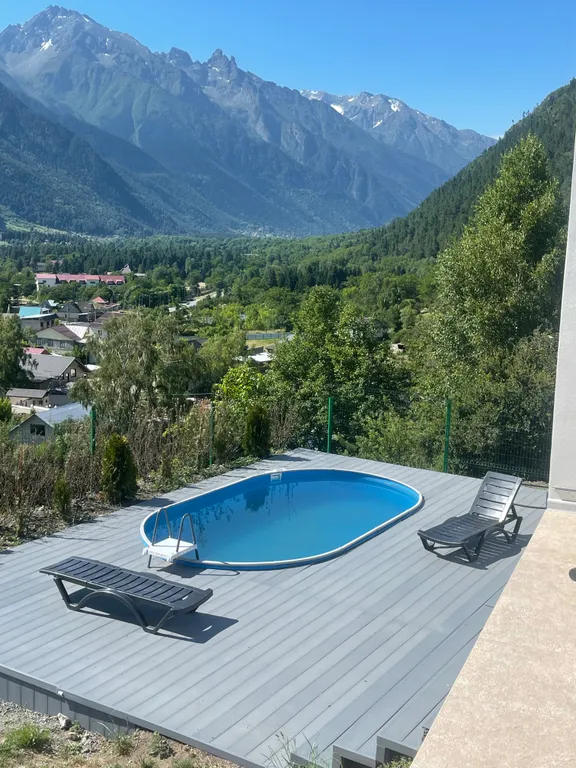 Коттедж Neon с видом на горы, подогреваемым бассейном, баней, чаном