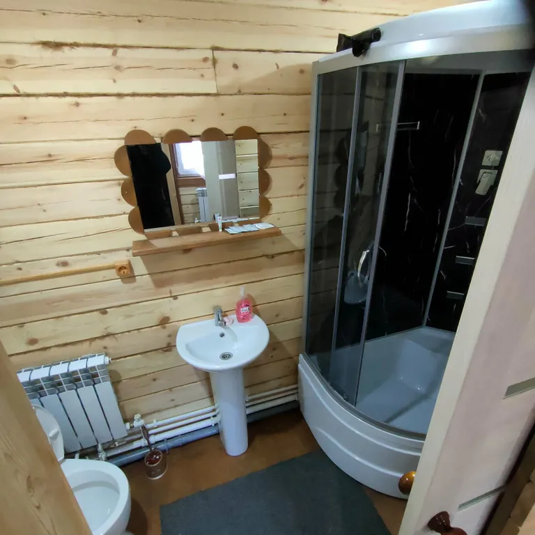 Уютный этаж из трех номеров с видом на лес