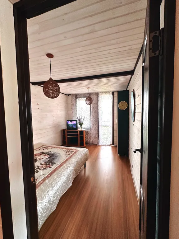 Двухэтажный дом на берегу реки Волга