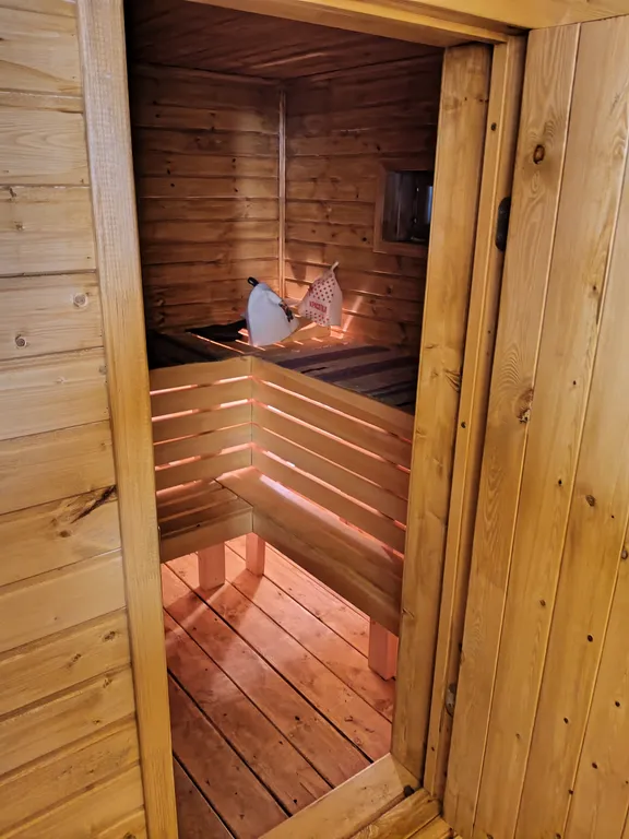 Дом и баня у скалы