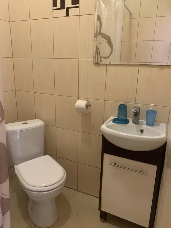 Однокомнатный коттедж в тени деревьев