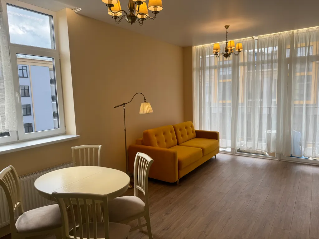 Солнечная квартира с мебелью из натурального дерева, рядом с морем