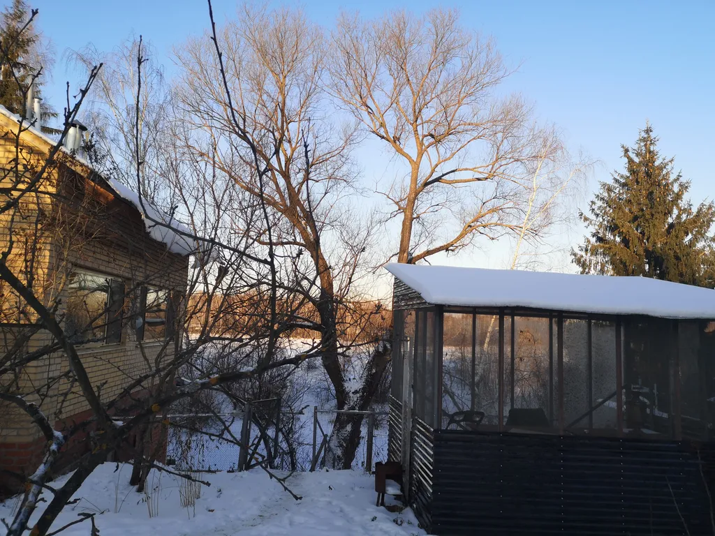 Вместительный, теплый дом на берегу реки Воря