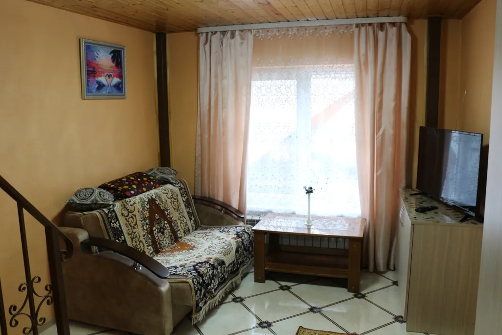 Дом в саду с баней и бассейном летом