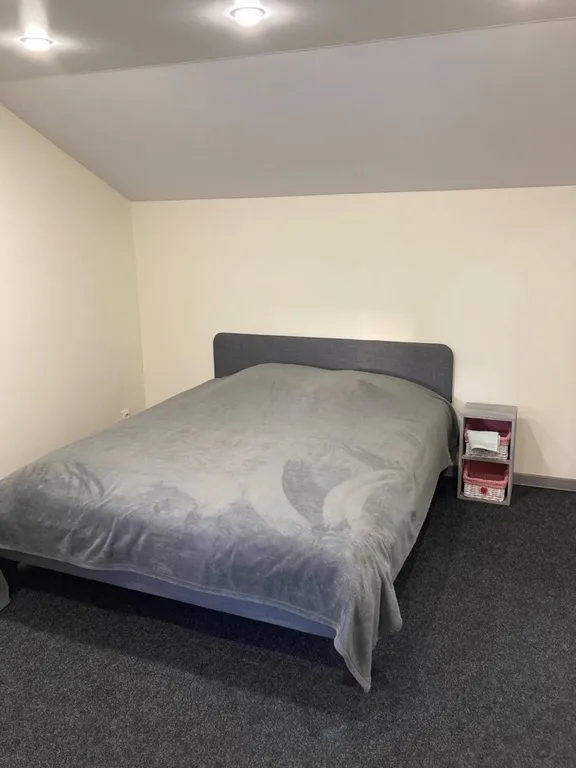 Дом в два этажа с двумя спальнями и гостиной, летний бассейн, баня