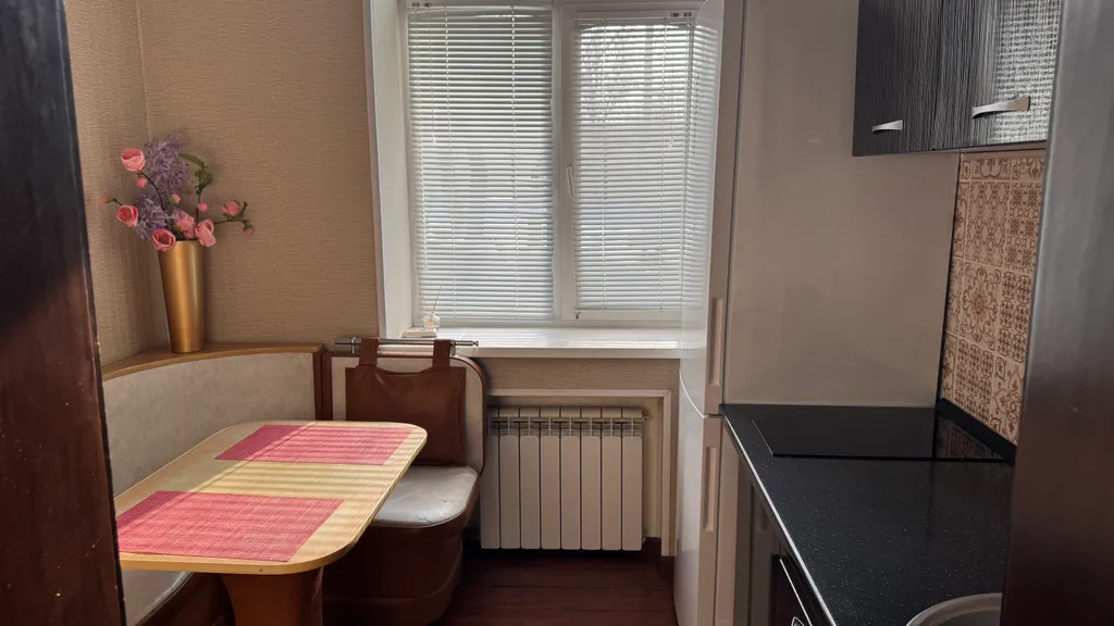 Трёхкомнатная, удобное расположение, отчетные документы.