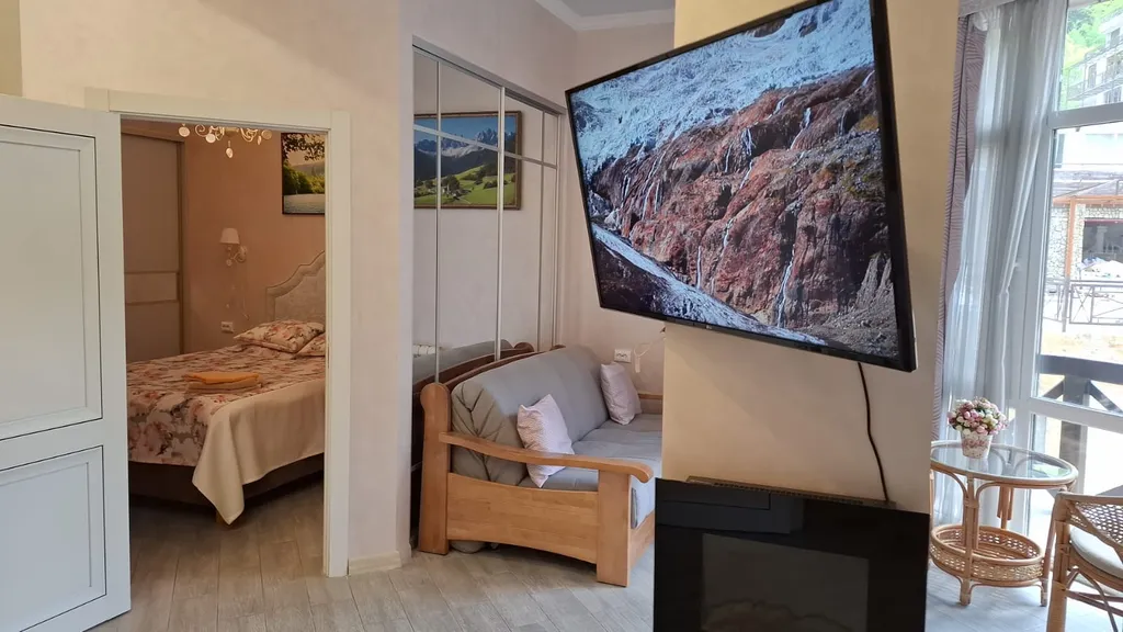 Уютный апартамент в центре с балконом и видом на горы лес