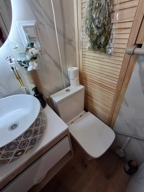 Квартира с подвесными креслами из ротанга на панорамной лоджии