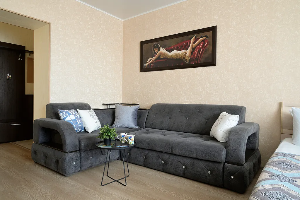 Современная двухкомнатная квартира с изолированными комнатами в центре