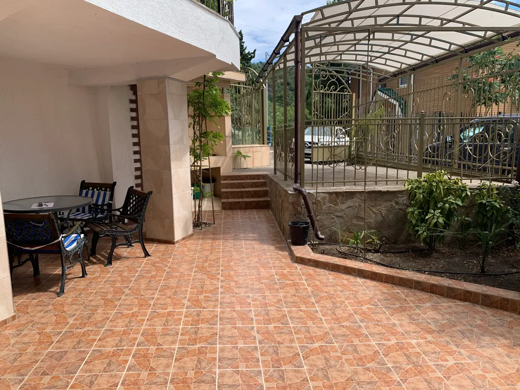 Апартаменты со своим двором