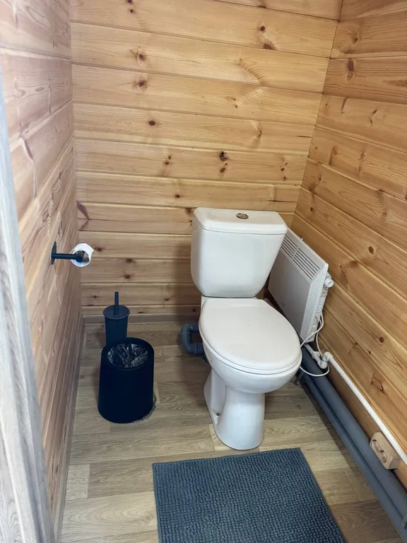 Домик в живописном месте на берегу