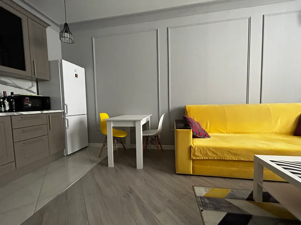 Квартира Дизайнерская квартира у моря с жёлтым диваном — Махачкала