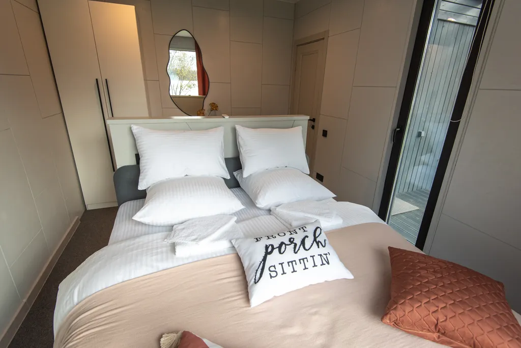 Зеркальный домик с террасой и теплой купелью