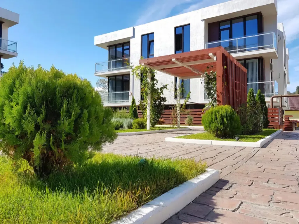 Студия с балконом и подогреваемым бассейном на территории ЖК в центре