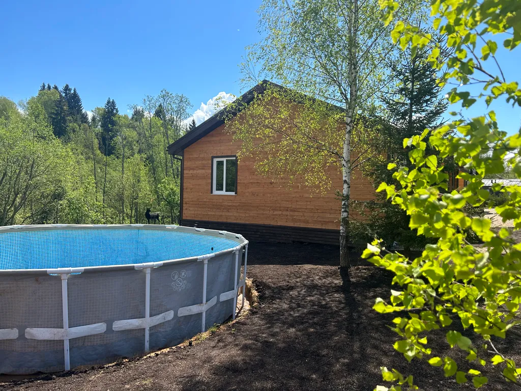 Новый загородный дом у реки с баней и бассейном