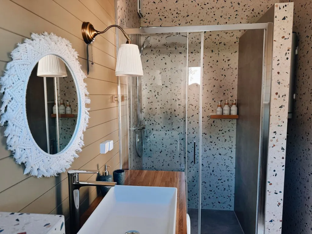 Дом Тишина в горах с горячей купелью на берегу живописной реки