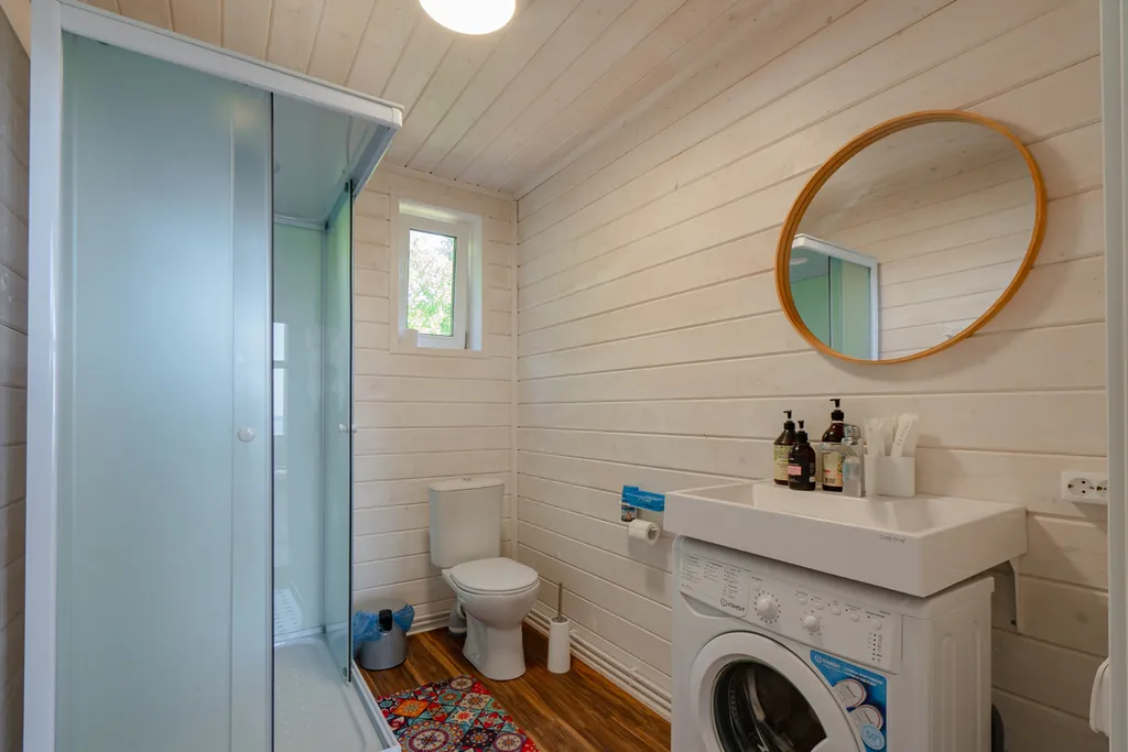 Дом с панорамным видом на озеро, большой