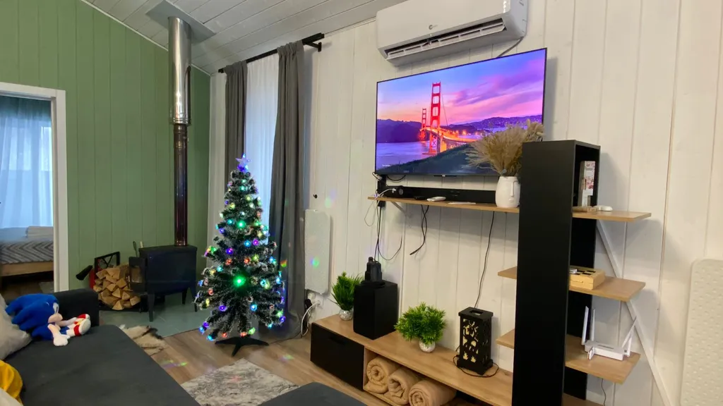 Новый стильный дом с камином