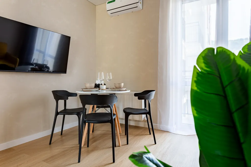 Просторная студия с дизайнерским ремонтом