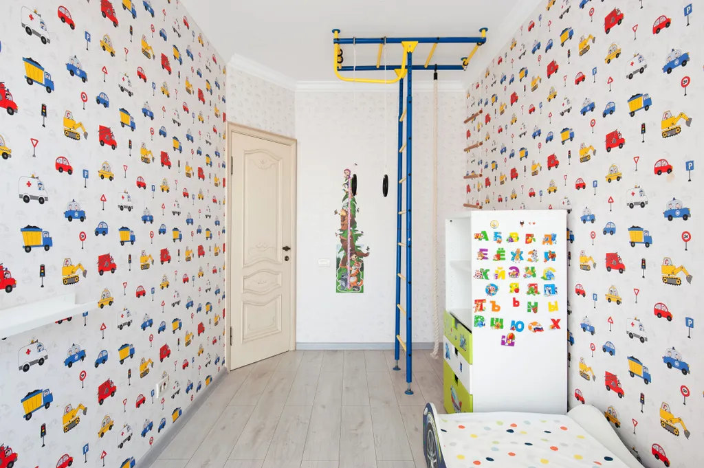 Просторная 3-кoмнатная квapтиpa с панорамными окнами в тихом центре