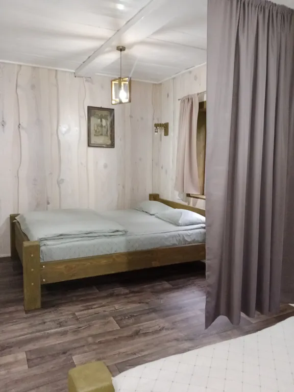 Дом в лесу у ручья