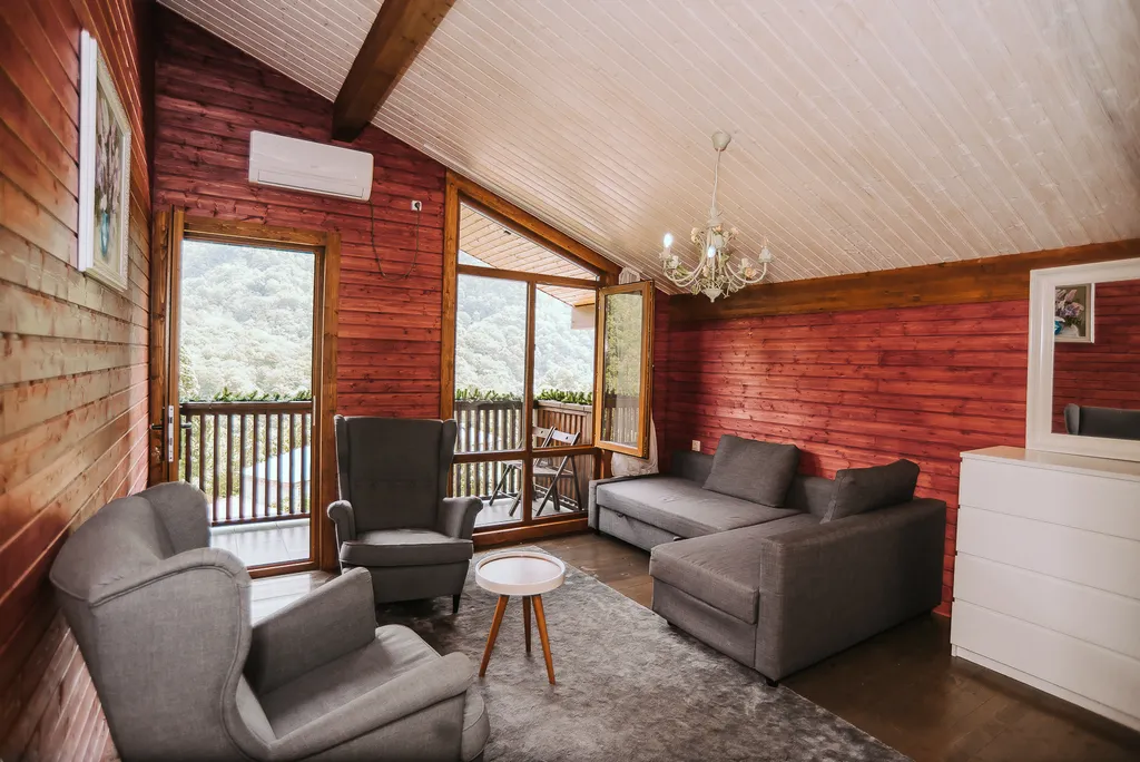 Домик в горах по дороге на Рицу