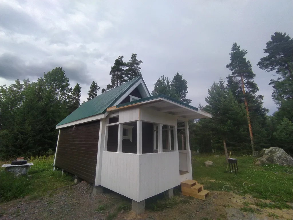 Маленький домик на опушке леса