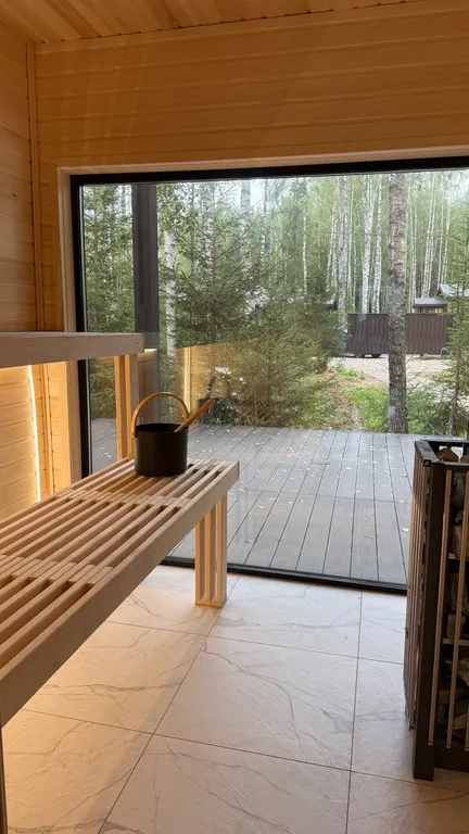 Панорамный дом в окружении леса с сауной