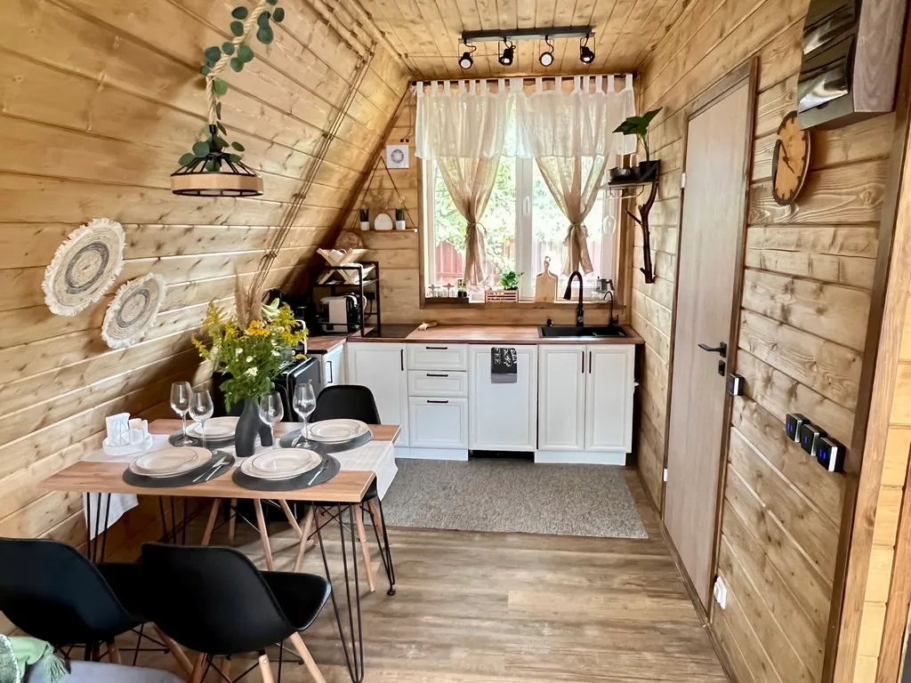 Уютный домик у леса