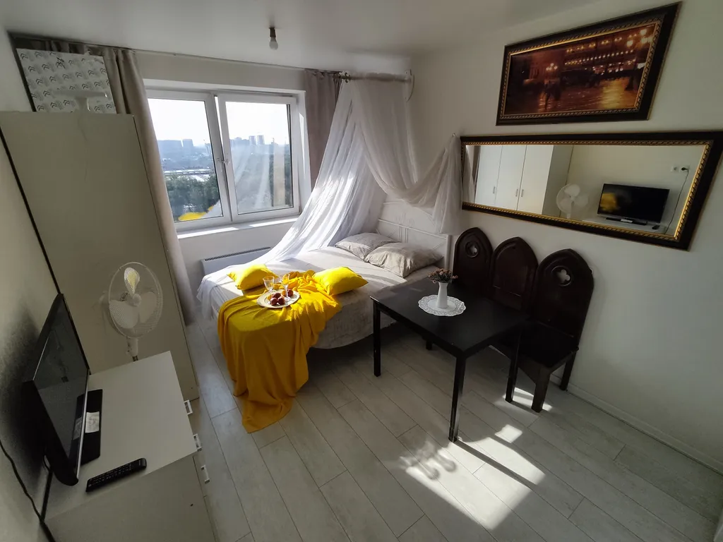 Квартира с балдахином натуральная мебель готика