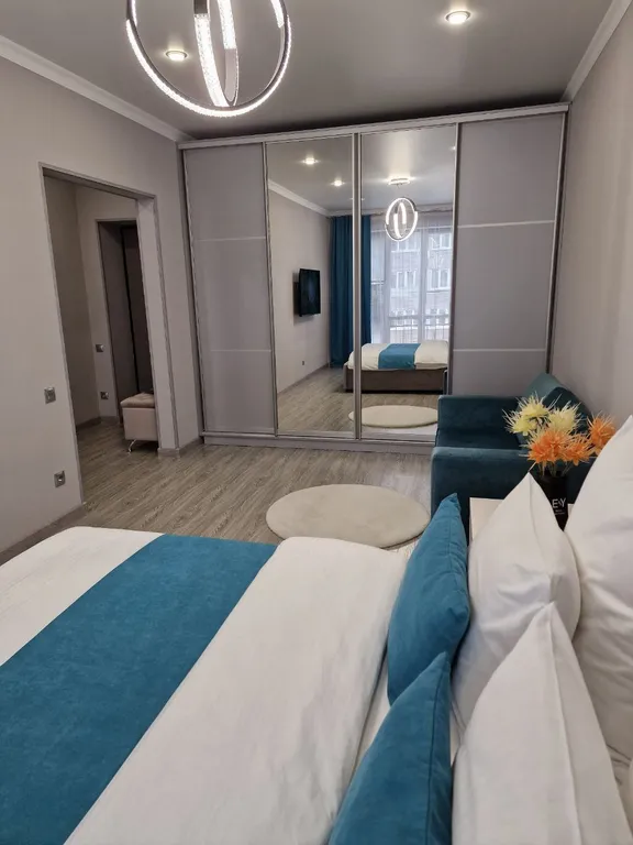 Квартира с панорамными окнами и очками виртуальной реальности