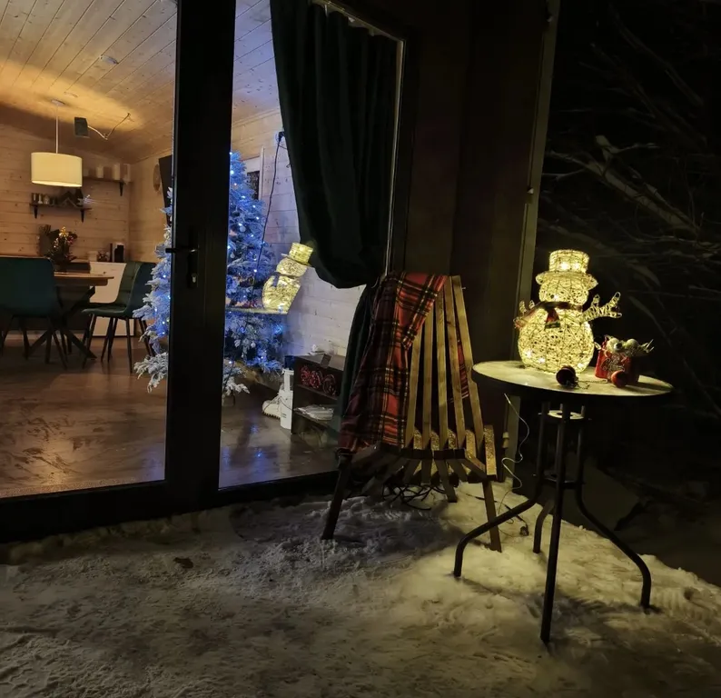 Уютный домик с банным чаном в окружении леса